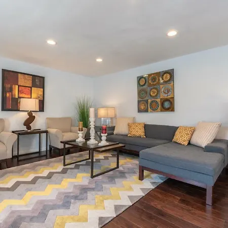 Modern Guest House Nestled In The Hollywood Hills With Huge Deck And Wow Views!